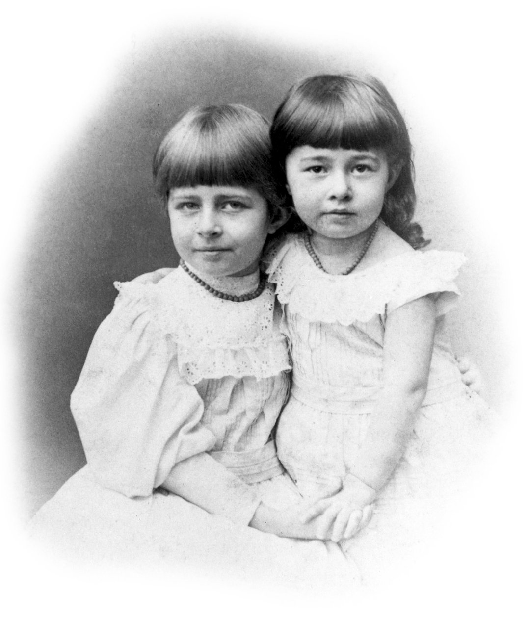 Johanne og Matilda Hertz, døtre av Heirnrich og Elizabeth Hertz, ca 1889 av Unbekannt