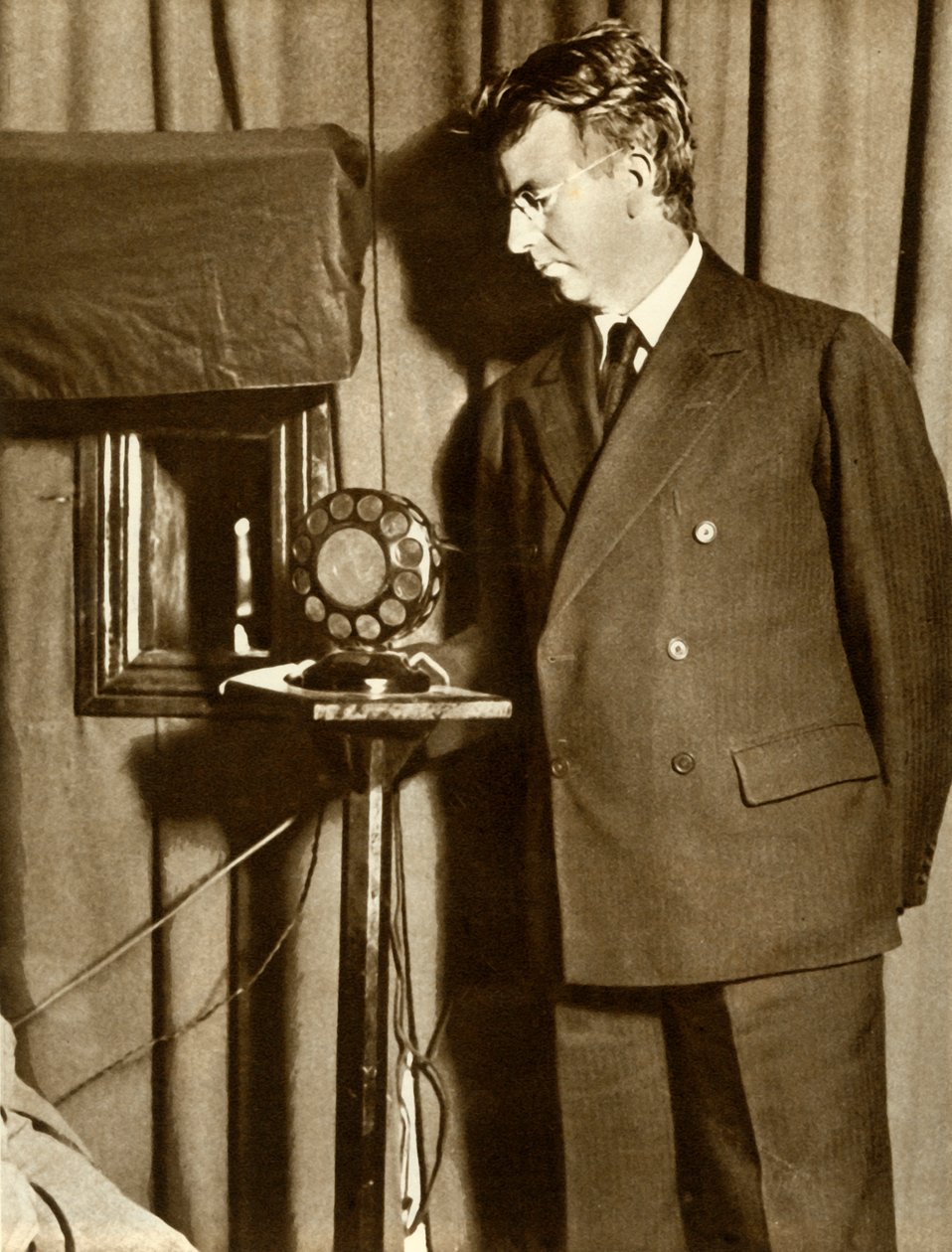 John Logie Baird så på det første stykket som ble sendt på TV, 14. juli 1930, 1935. av Unbekannt