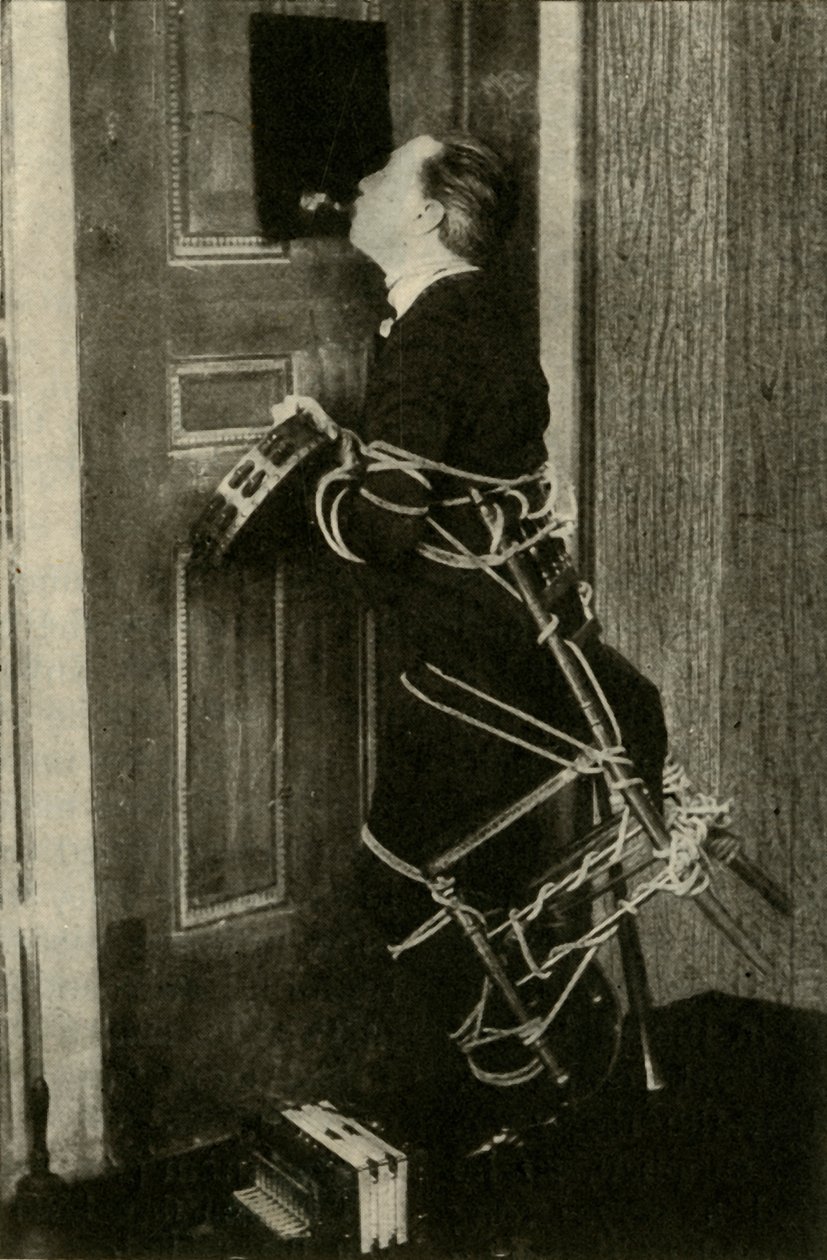 John Nevil Maskelyne fremfører en åndekabinettillusjon, c1910. av Unbekannt