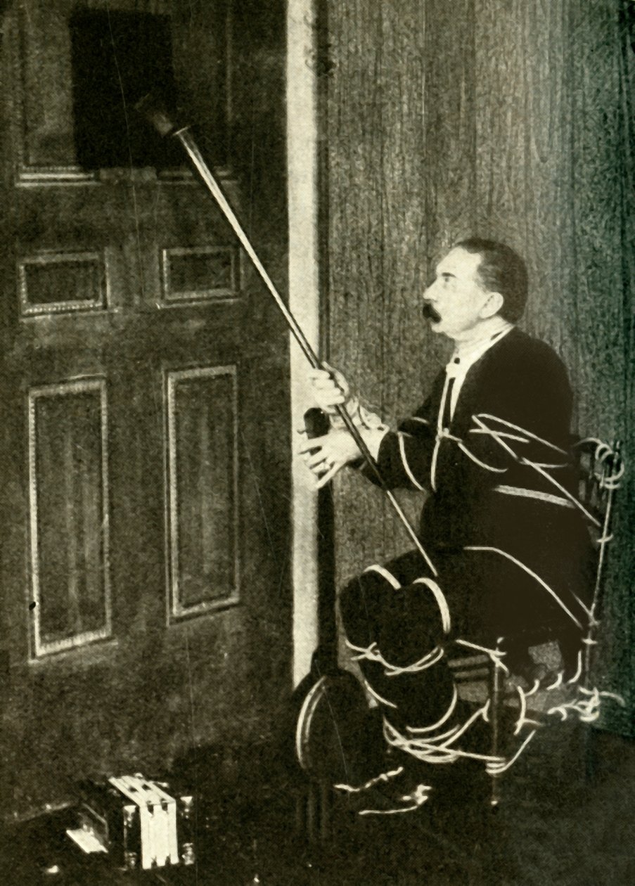 John Nevil Maskelyne fremfører en åndekabinettillusjon, c1910. av Unbekannt