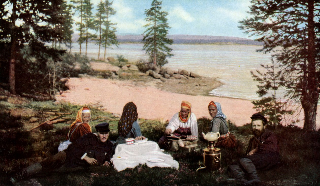 Karelere drikker te ved en elv, nær Archangel, Russland, ca 1930-tallet av Unbekannt