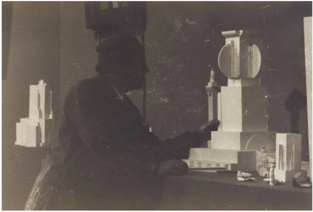 Kazimir Malevich i studioet sitt av Unbekannt