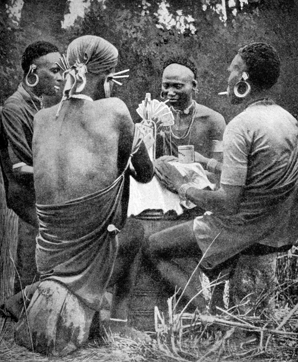 Kenyanske menn som spiller kort, 1922 av Unbekannt