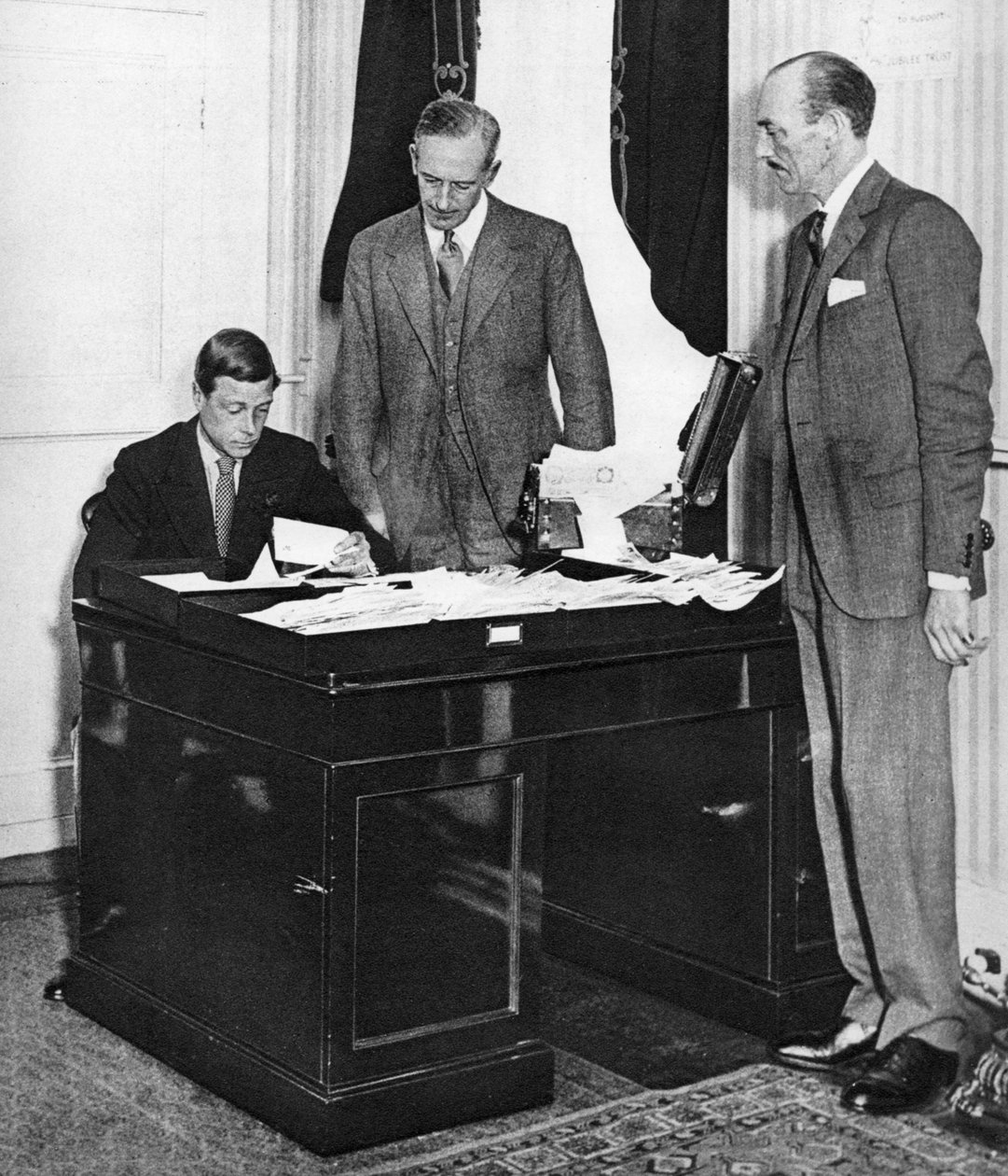 Kong Edward VIII på jobb med sine ansatte i St James