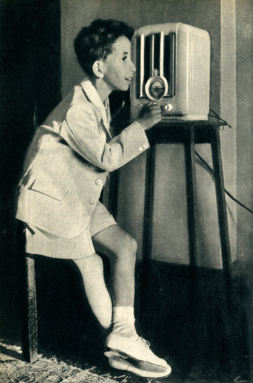 Kong Faisal av Irak lytter til en sending forberedt til bursdagen hans av BBC, 1942. av Unbekannt