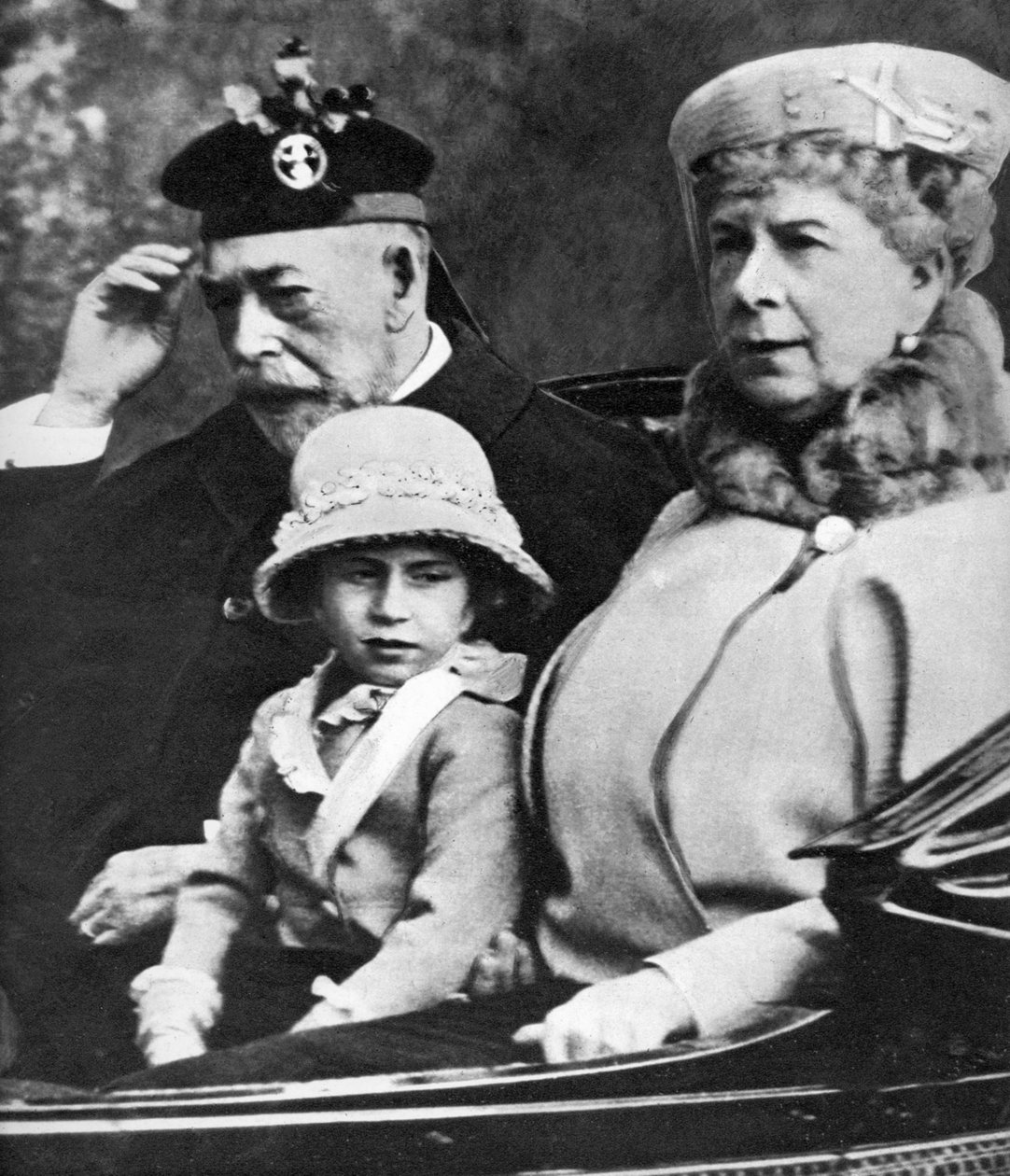 Kong George V og dronning Mary med prinsesse Margaret kjører til kirken, Balmoral, ca 1930-tallet av Unbekannt
