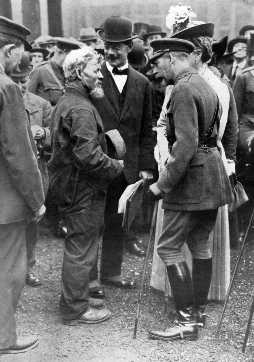 Kong George V og dronning Mary med en skipsbygger, Birkenhead, første verdenskrig, 1914-1918, c1920 av Unbekannt