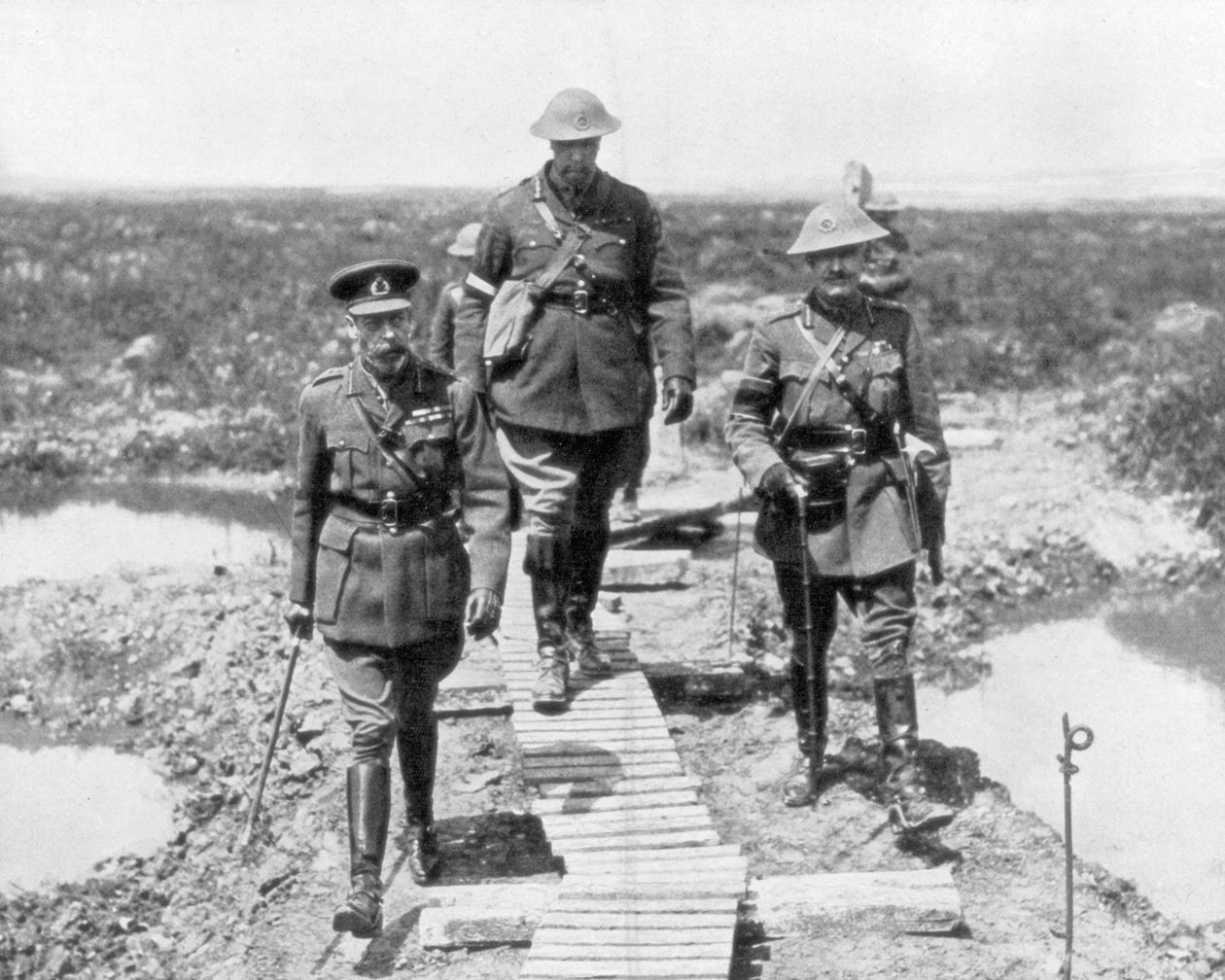Kong George V og den kanadiske general Currie ser på den erobrede bakken ved Vimy og Messines, 1917 av Unbekannt