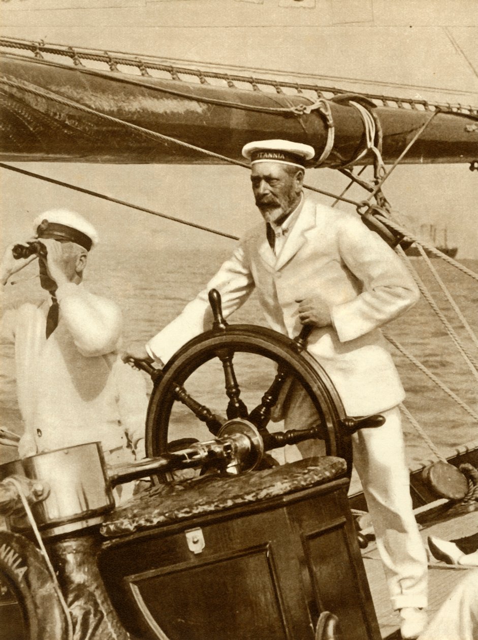 Kong George V ved rattet på yachten sin, Britannia, under Cowes Regatta-uken, 1924, 1935. av Unbekannt