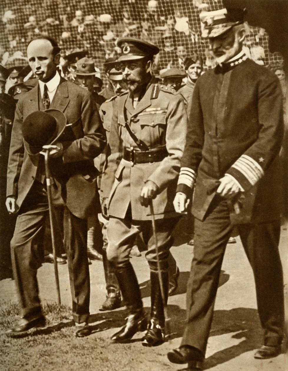 Kong George V deltar på en baseballkamp på Stamford Bridge, London, 1935. av Unbekannt