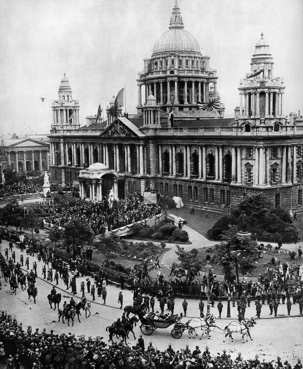 Kong George V kjører for å åpne det første Ulster-parlamentet i Belfast, 1921, 1935 av Unbekannt
