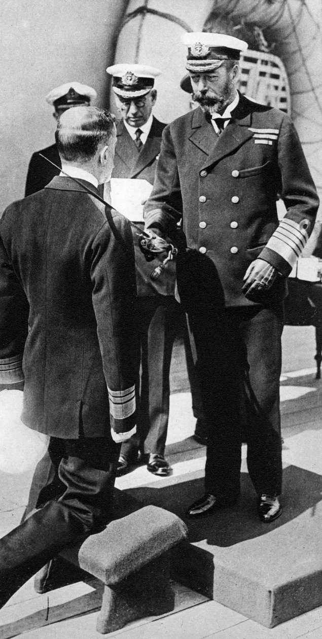 Kong George V ridder viseadmiral Pakenham ombord på HMS Princess Royal, c1930-tallet av Unbekannt