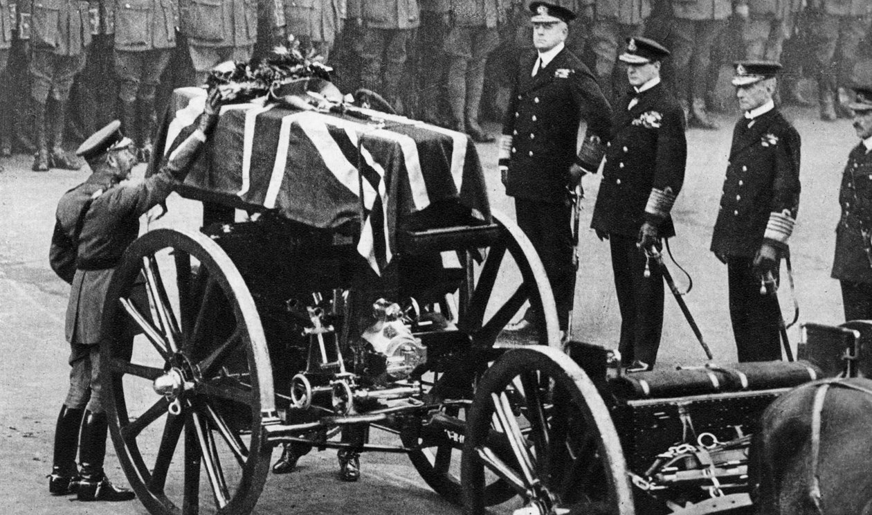 Kong George V legger en krans på kisten til en ukjent soldat, Whitehall, London, ca 1930-tallet av Unbekannt