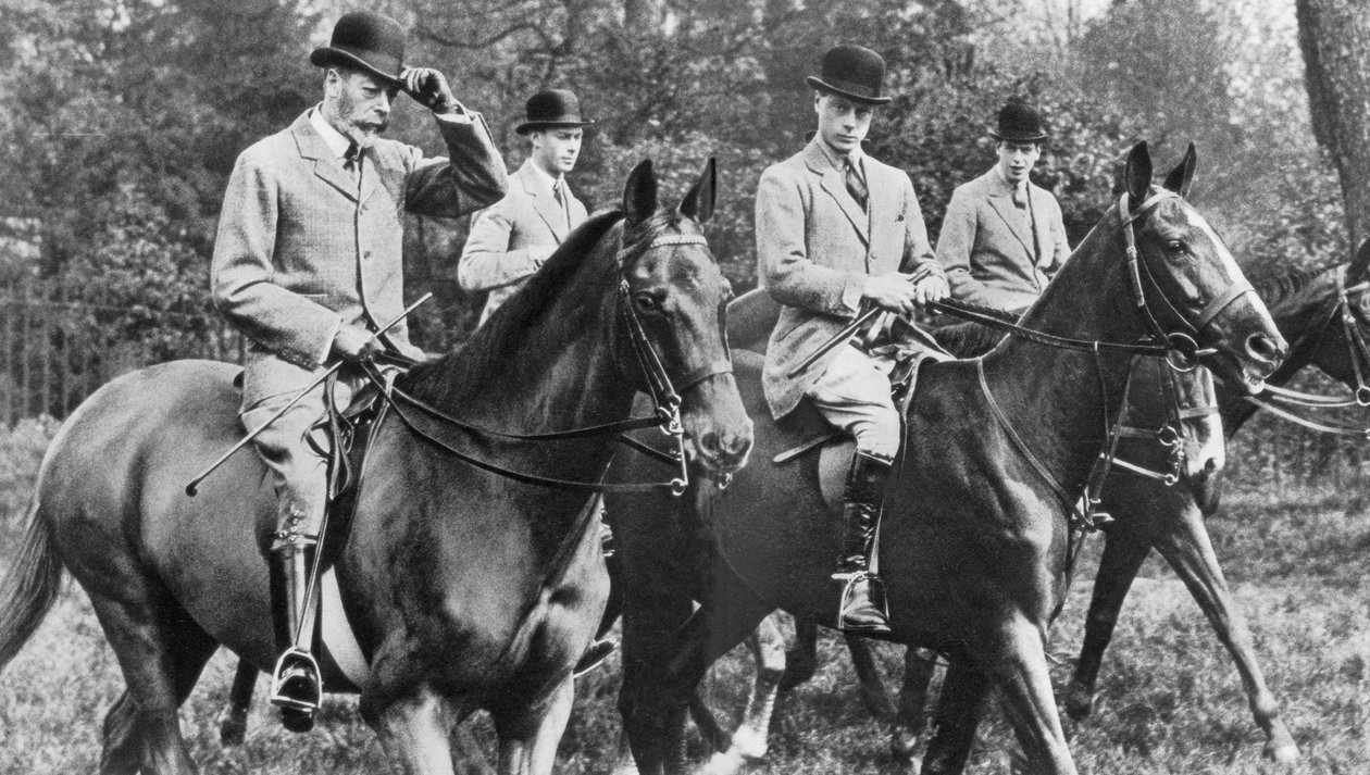 Kong George V rider i Windsor Great Park med sønnene sine, ca 1930-tallet av Unbekannt