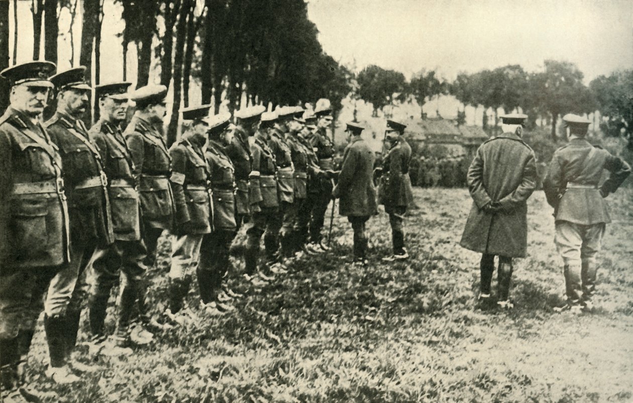 Kong George V besøker allierte styrker i frontlinjen, første verdenskrig, 1915, c1920. av Unbekannt