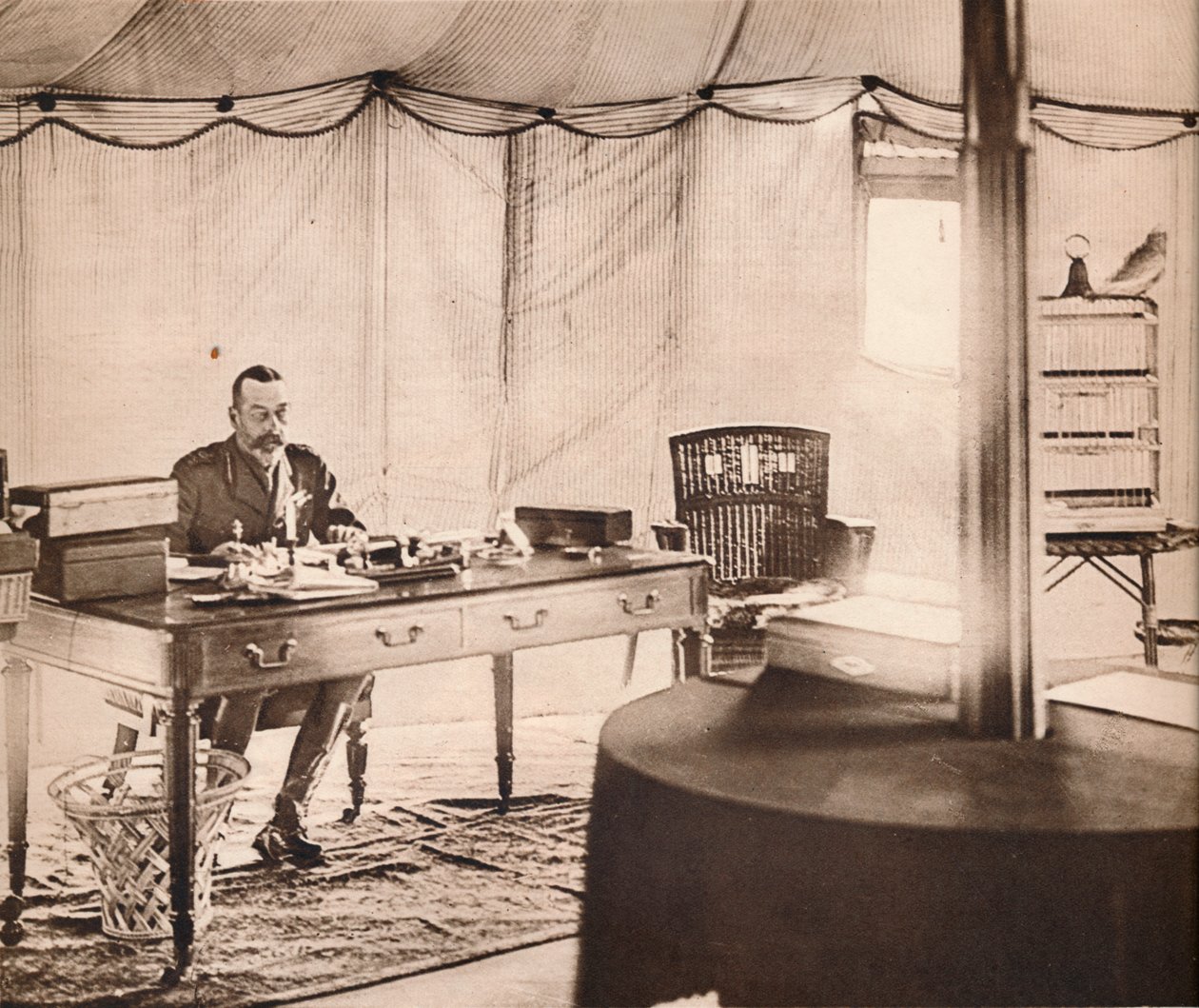 Kong George med kjæledyrpapegøyen sin, 1936. av Unbekannt