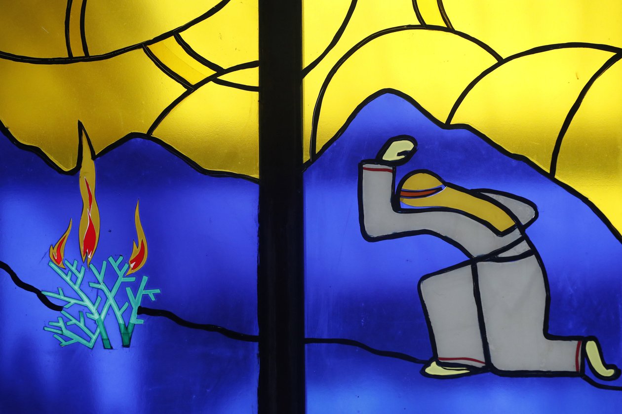 Kon Tum katedral. Glassmaleri. Moses og den brennende busken. Kon Tum. Vietnam av Unbekannt
