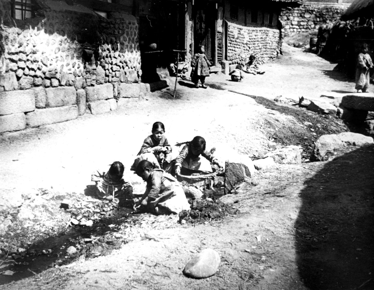 Koreanske barn på gaten, Nam San, Korea, 1900 av Unbekannt