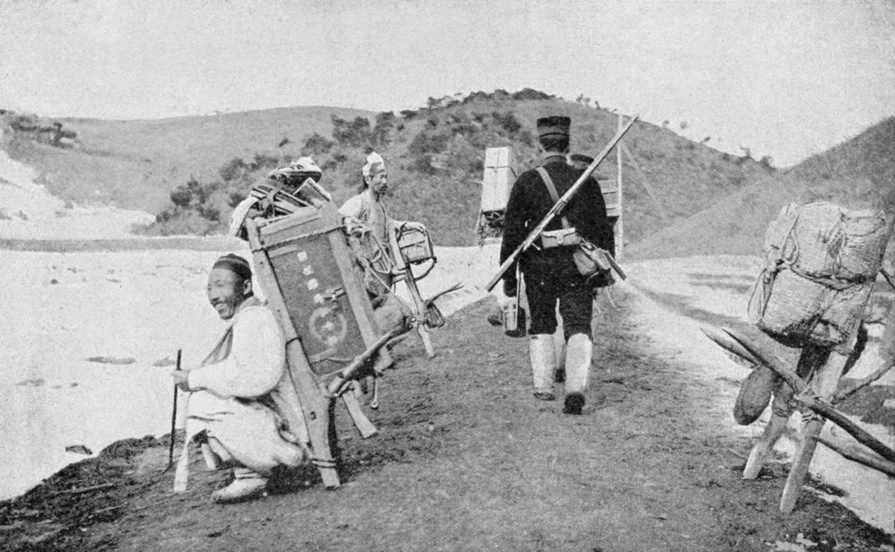 Koreanske kulier som fungerte som bærere for japanske soldater, russisk-japanske krigen, 1904-5 av Unbekannt