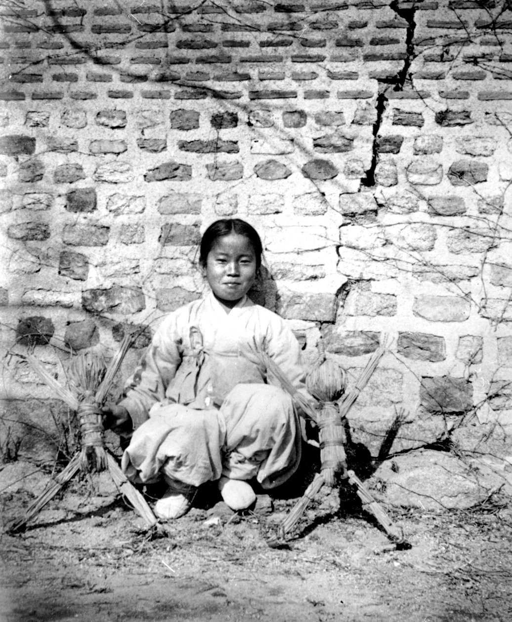 Koreansk jente med dukker, 1900 av Unbekannt