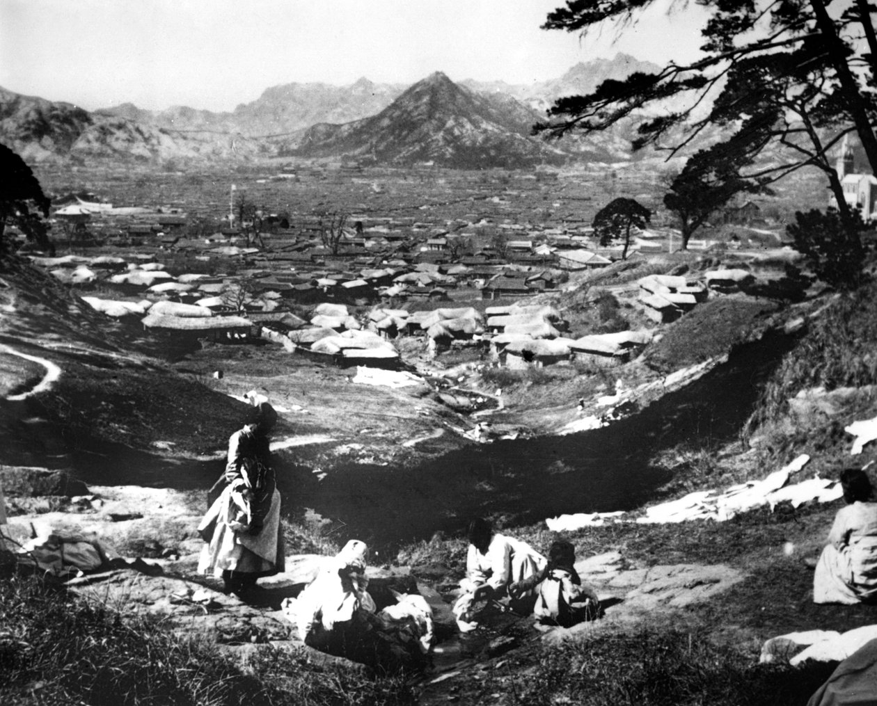 Koreanske kvinner på en åsside, Seoul, Korea, 1900 av Unbekannt
