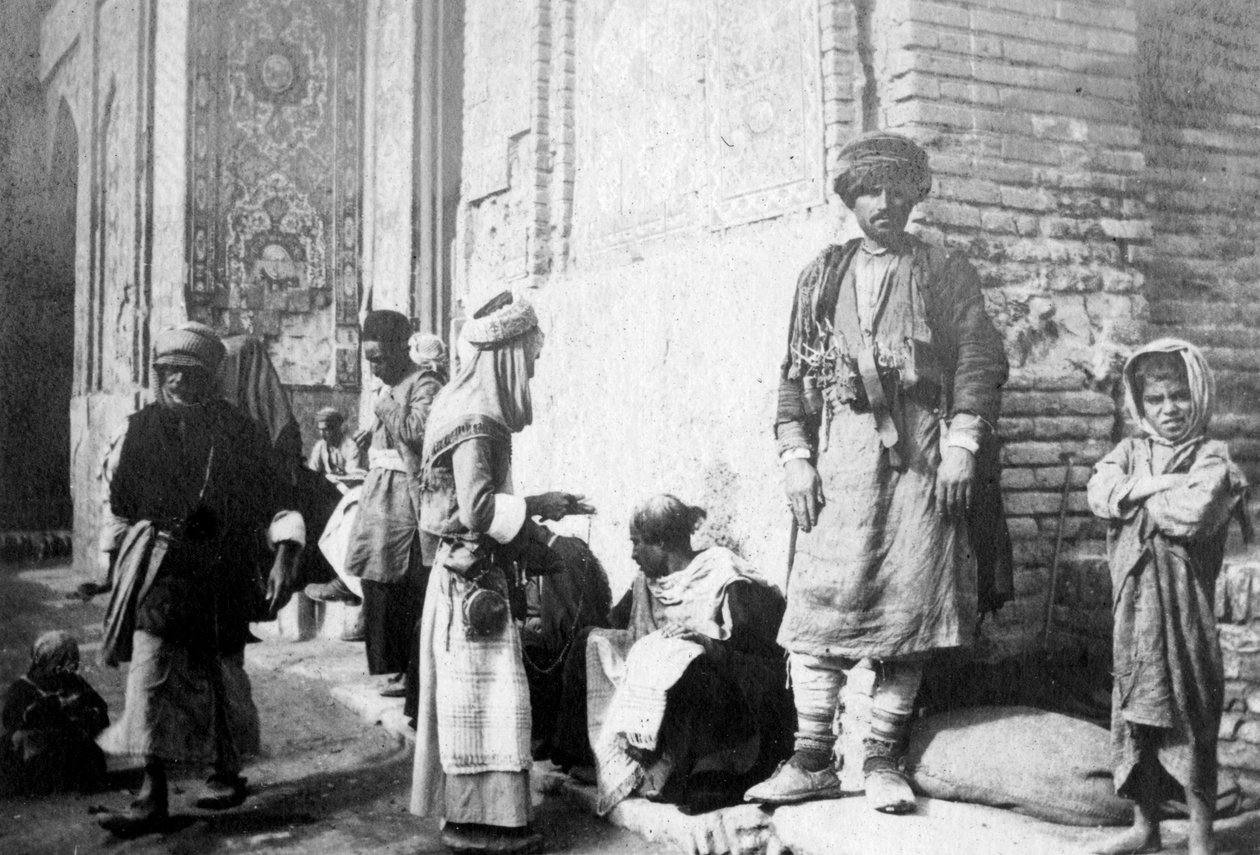 Kurdisk barber, utenfor Kazimain-moskeen, Irak, 1917-1919 av Unbekannt