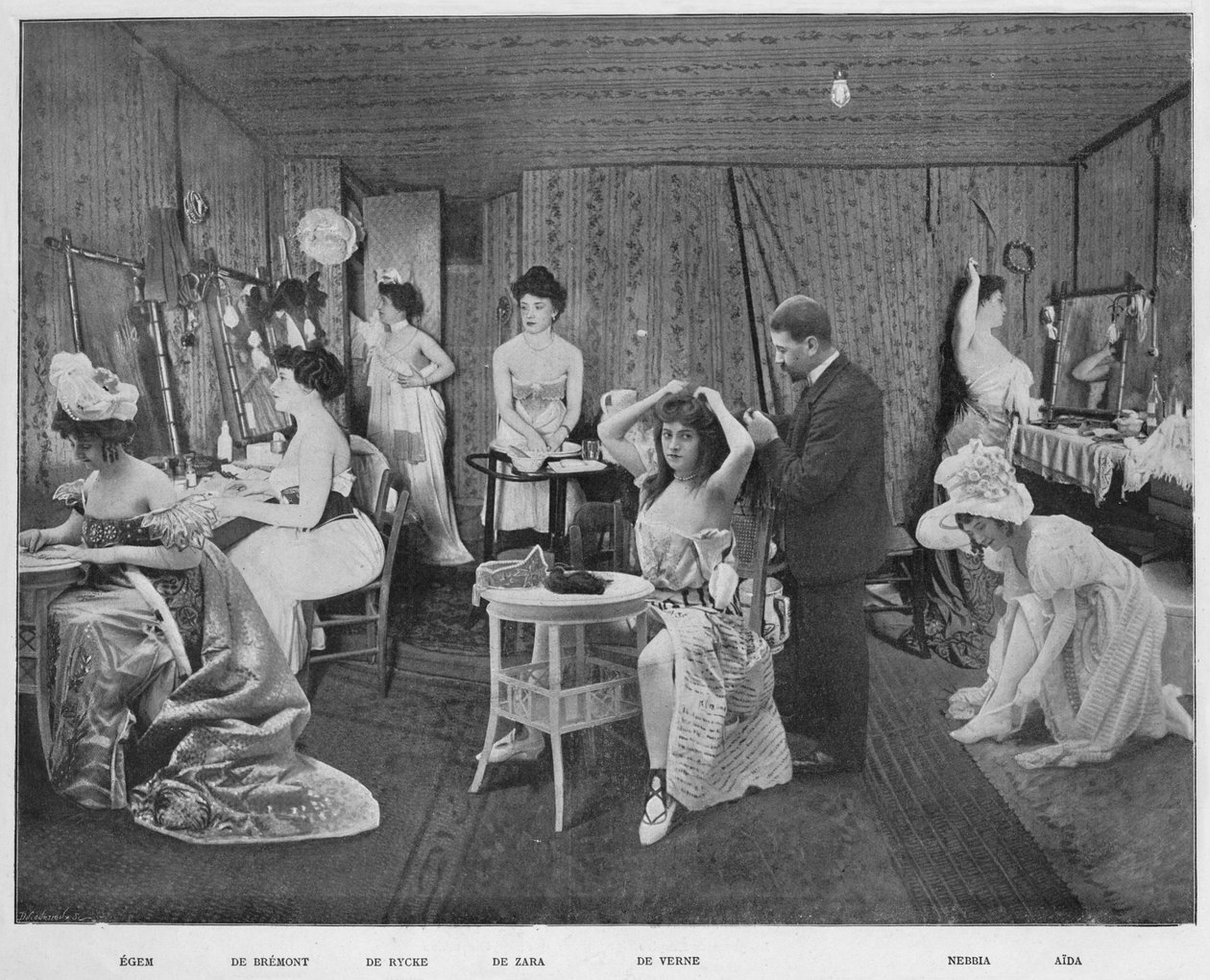 Dressing In The Lodges, 1900 av Unbekannt