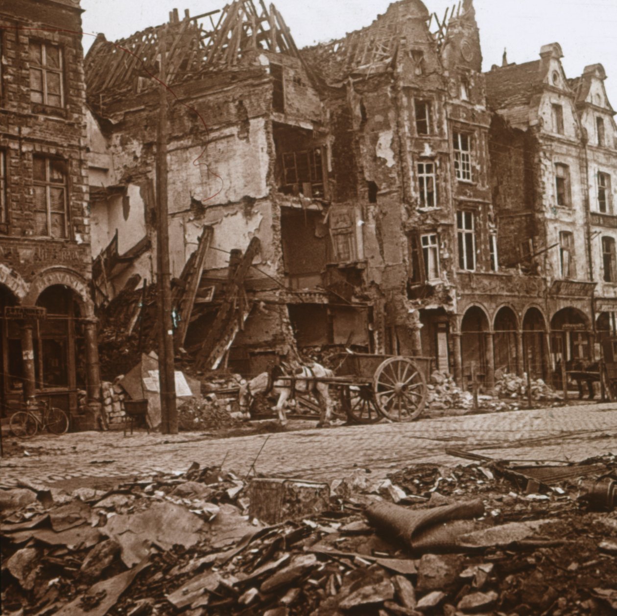 La Petite Place, Arras, Nord-Frankrike, c1914-c1918 av Unbekannt