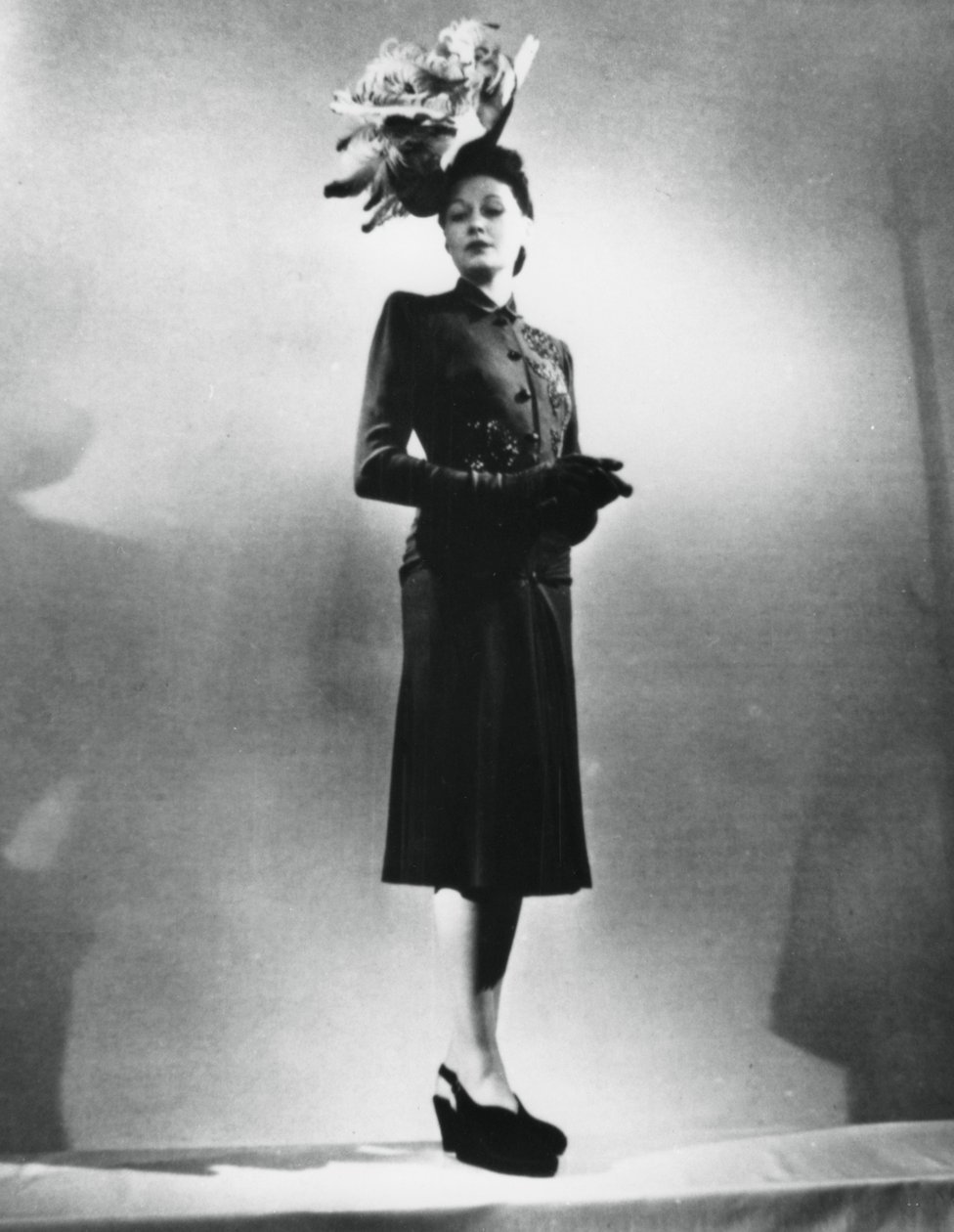 La femme chic, antrekk av den franske motedesigneren Jacques Fath, Paris, januar 1943 av Unbekannt