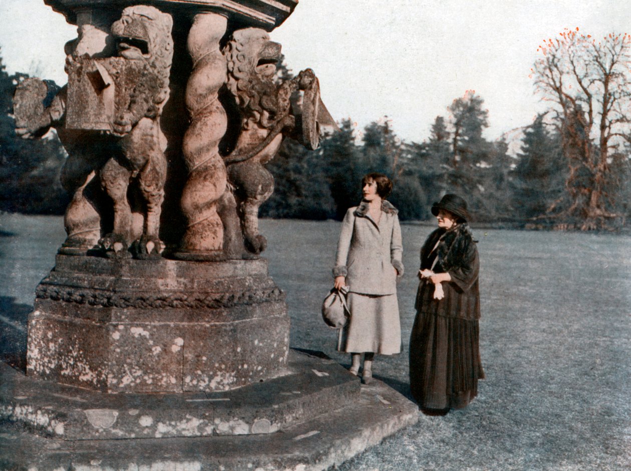 Lady Elizabeth Bowes-Lyon og grevinnen av Strathmore, Glamis Castle, Skottland, 1923 av Unbekannt