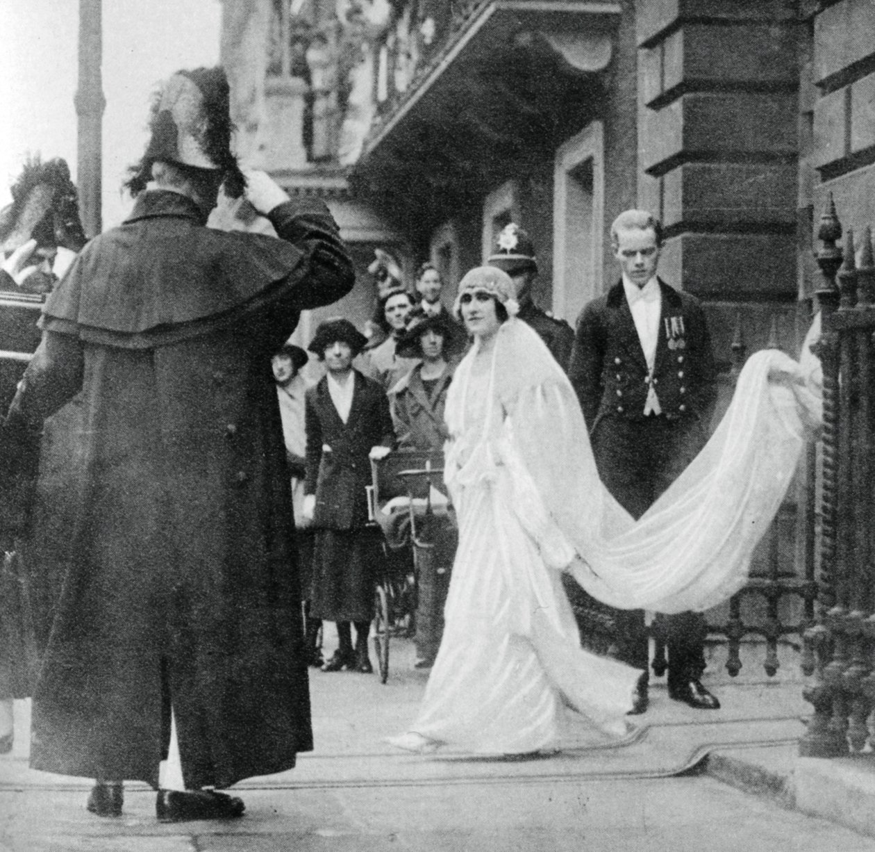 Lady Elizabeth Bowes-Lyon på vei til å gifte seg i Westminster Abbey, 26. april 1923, 1937 av Unbekannt