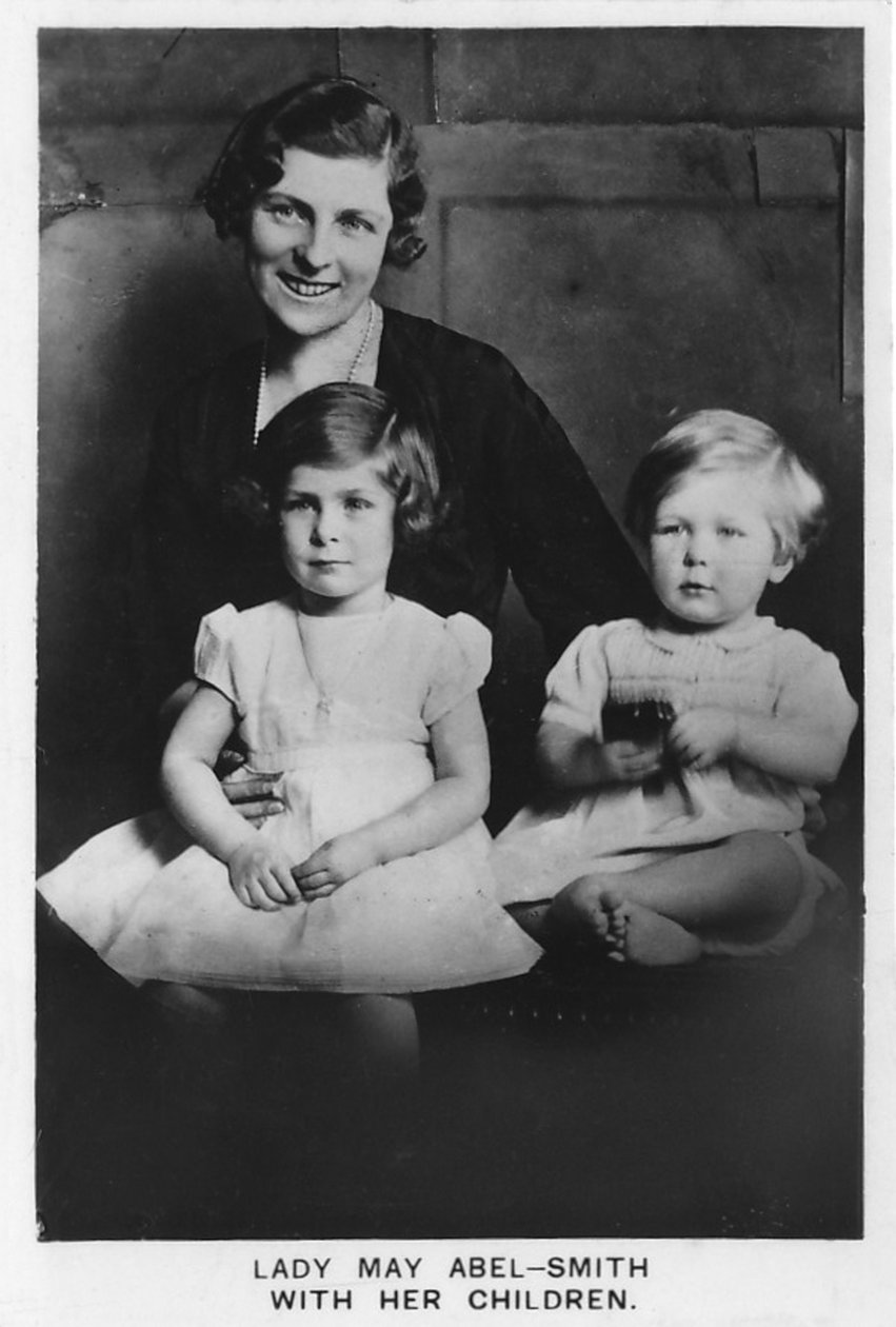 Lady May Abel-Smith med barna sine, 1937 av Unbekannt