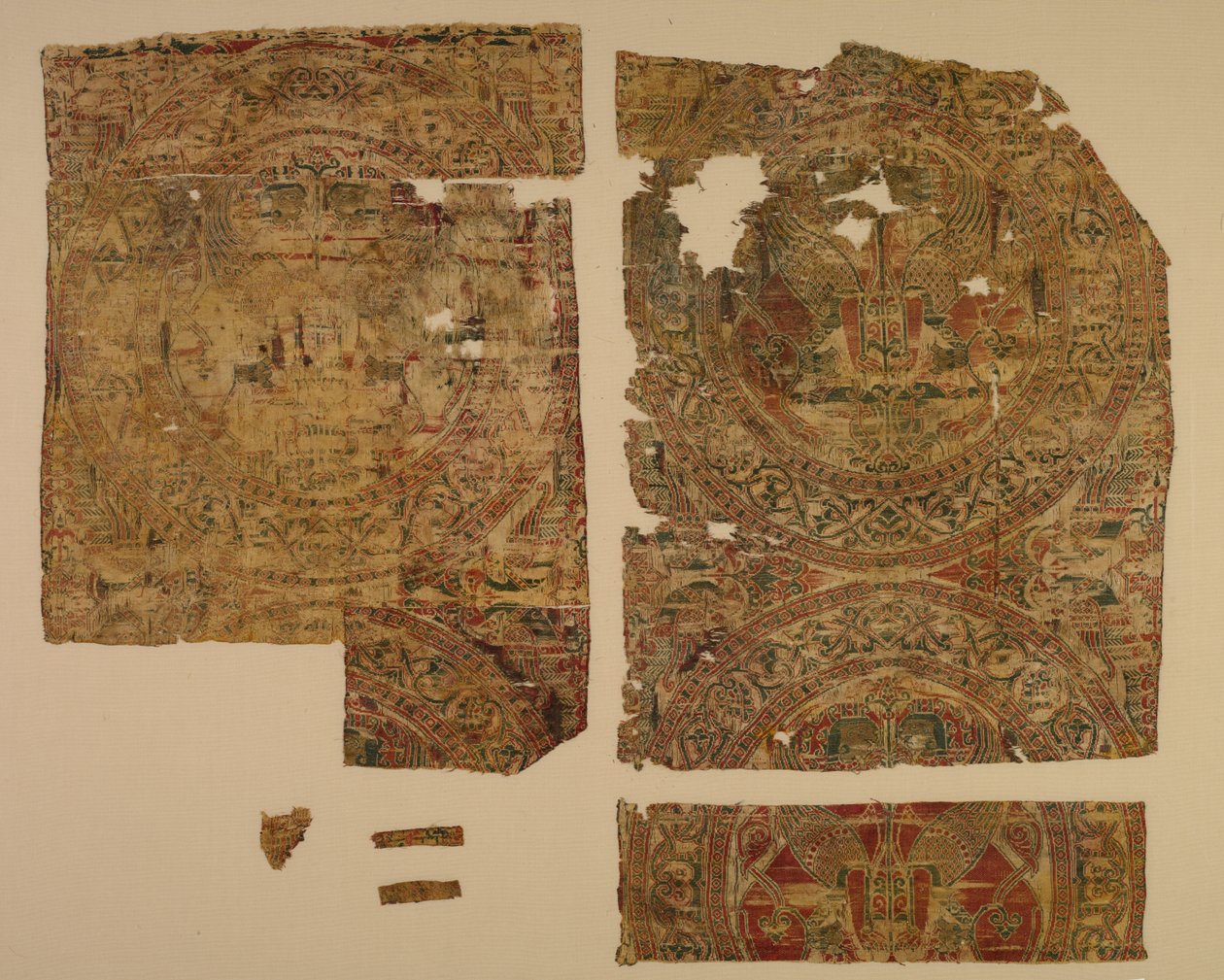 Lampas med konfronterte sfinkser i rundeller, fra graven til Saint Bernard Calvo, 1200-1243. av Unbekannt