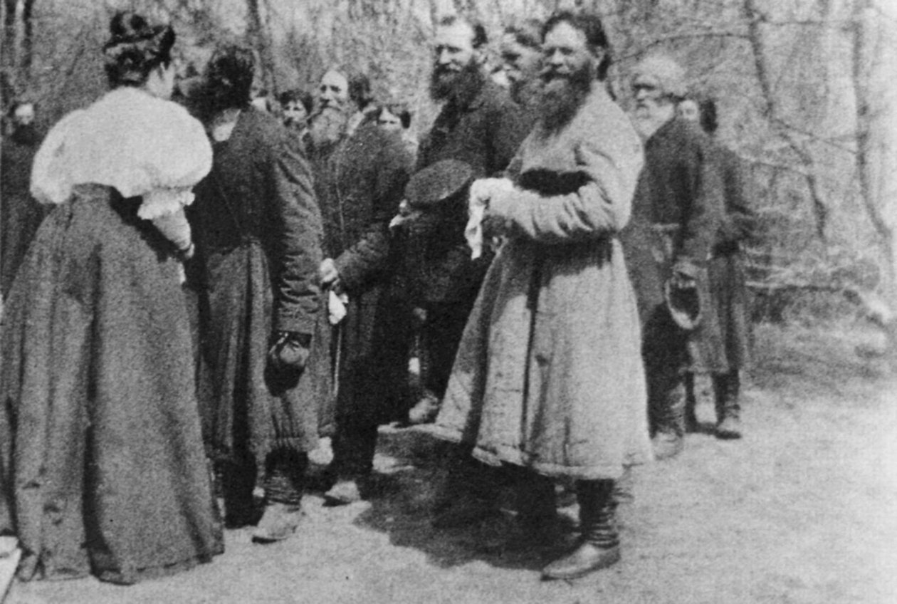 Grunneier gir påskehilsen til bøndene hennes, Russland, 1890-tallet av Unbekannt