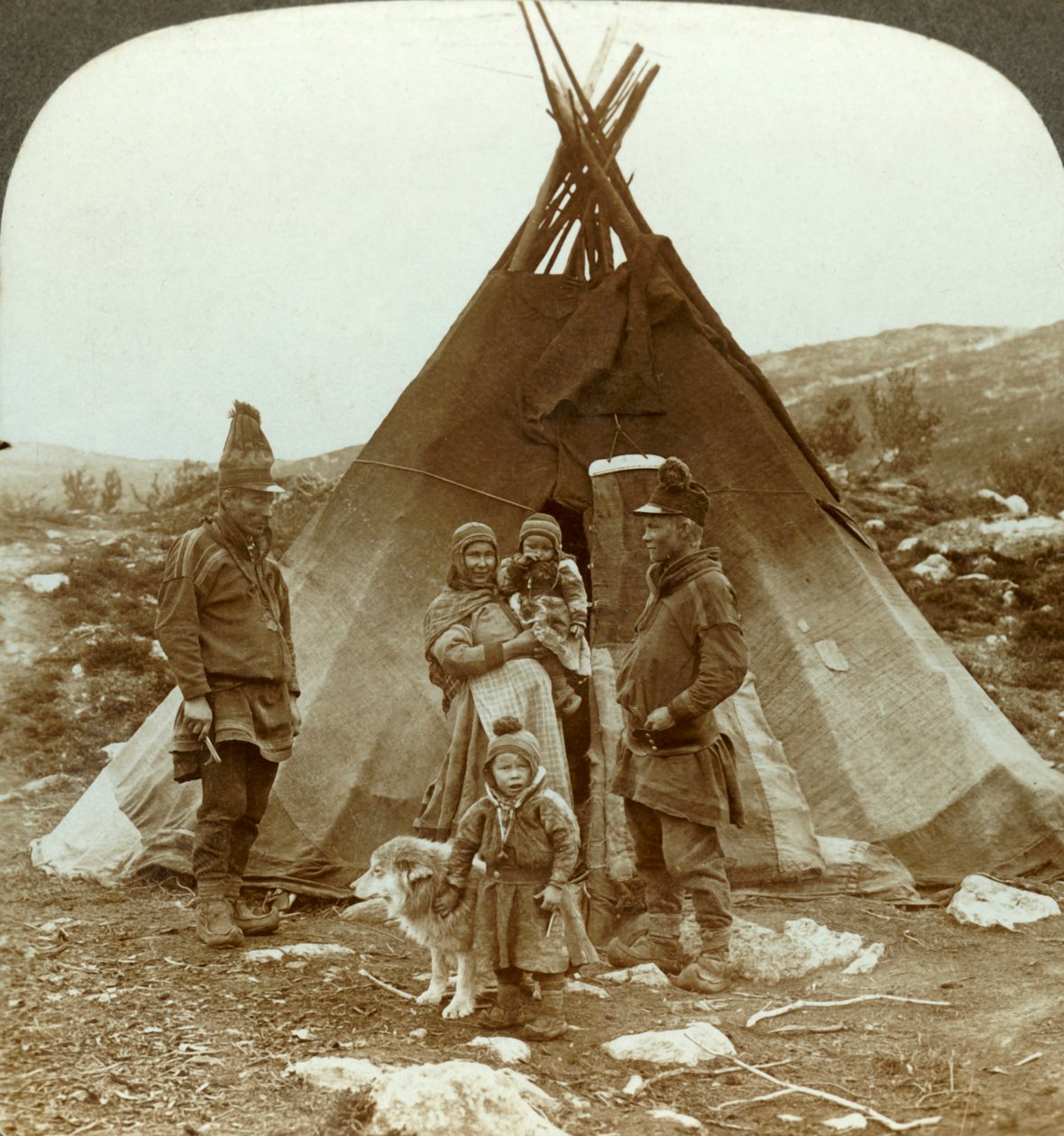 Laplanderfamilie og sledehund - utenfor sommerhuset deres - i en åsside i Norge, ca 1905. av Unbekannt