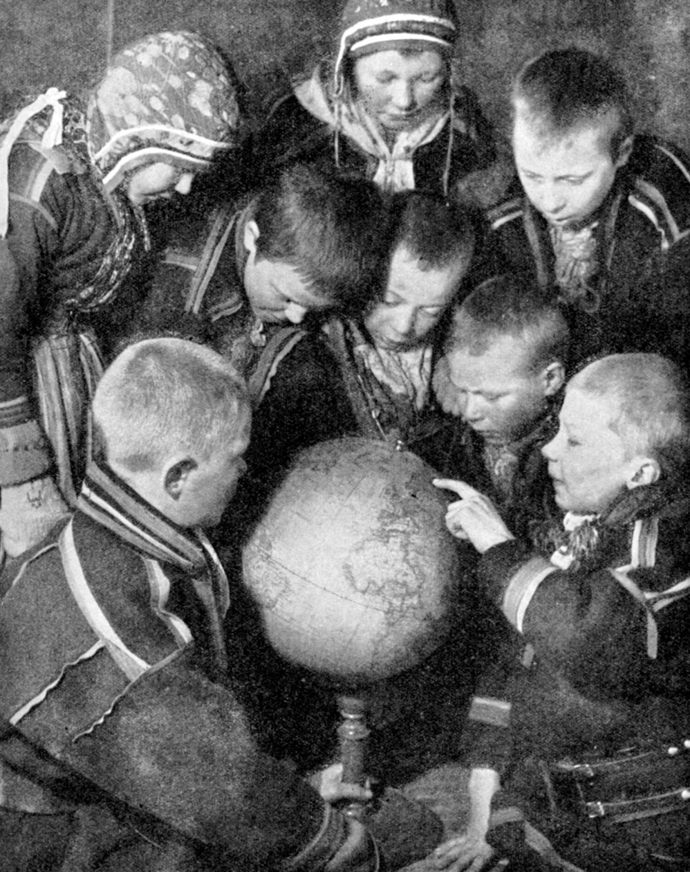 Samebarn ser på en jordklode, 1936 av Unbekannt