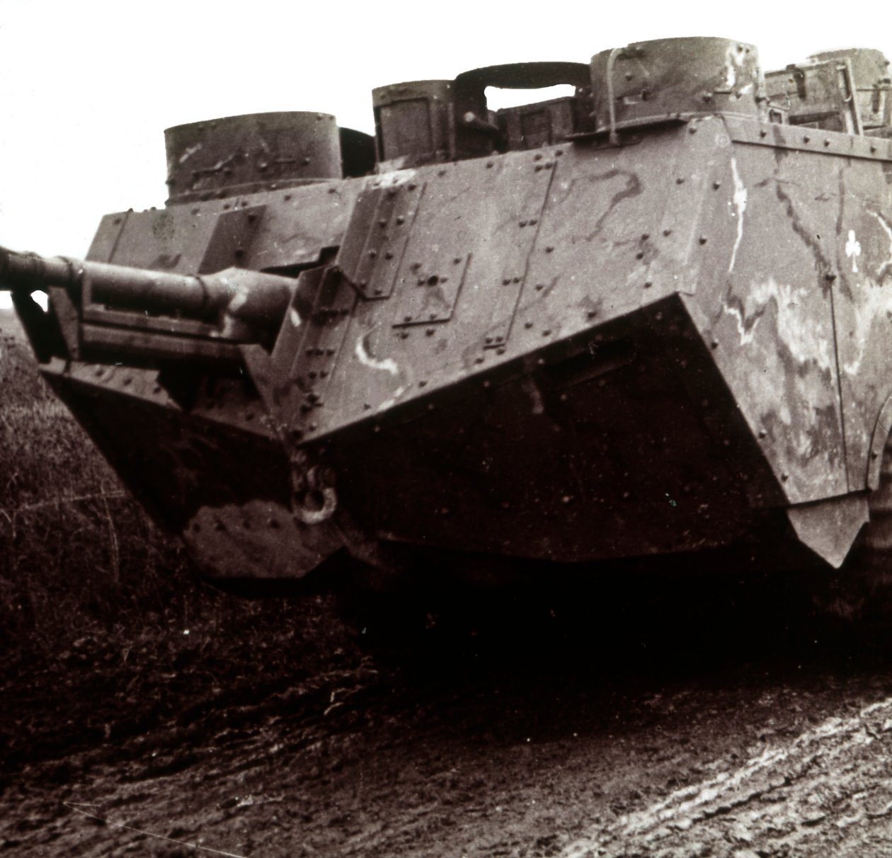 Stor tank på farten, c1914-c1918 av Unbekannt