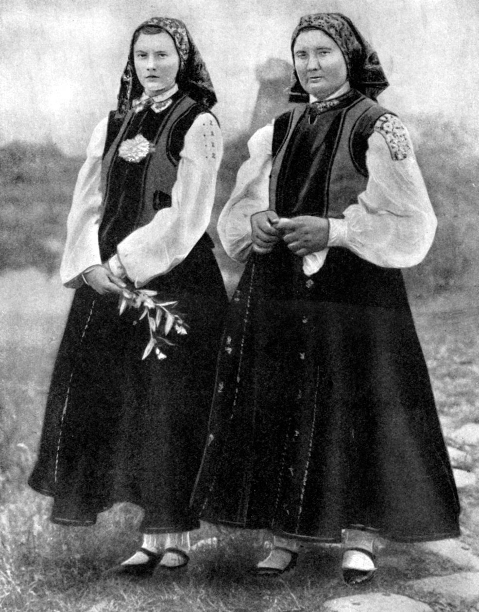 Latviske kvinner i tradisjonell drakt, 1936 av Unbekannt