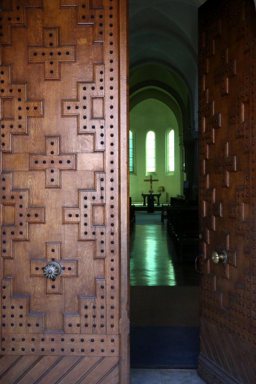 Le Plantay, Ain, Frankrike - Notre-Dame des Dombes kloster. Hoveddøren til kirken. av Unbekannt