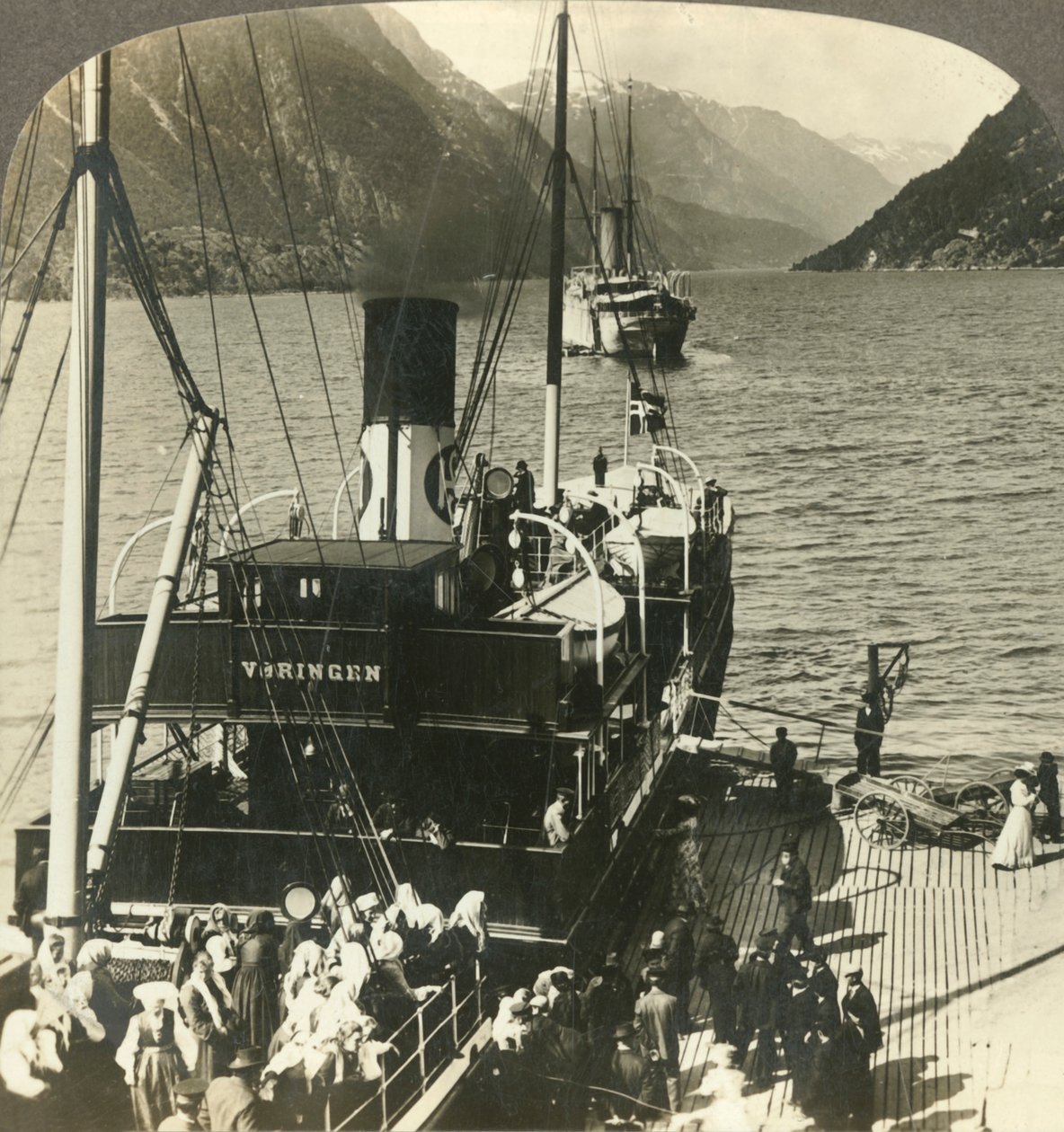 Forlater Odde for en utflukt ned den pittoreske fjellveggen Sorfjord, Norge, ca 1905. av Unbekannt