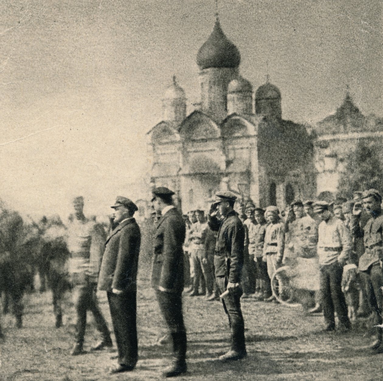 Lenin gjennomgår den 11. gruppen av nyutdannede ved den første Moskva sovjetiske maskingeværkommandørskolen i av Unbekannt