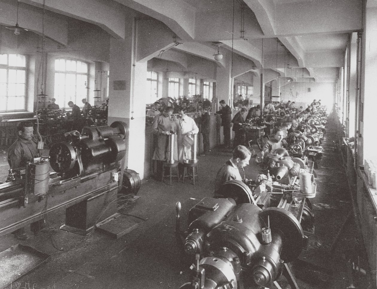 Linsebehandling ved fabrikken til Optical Mechanical Association i Petersburg, 1916 av Unbekannt