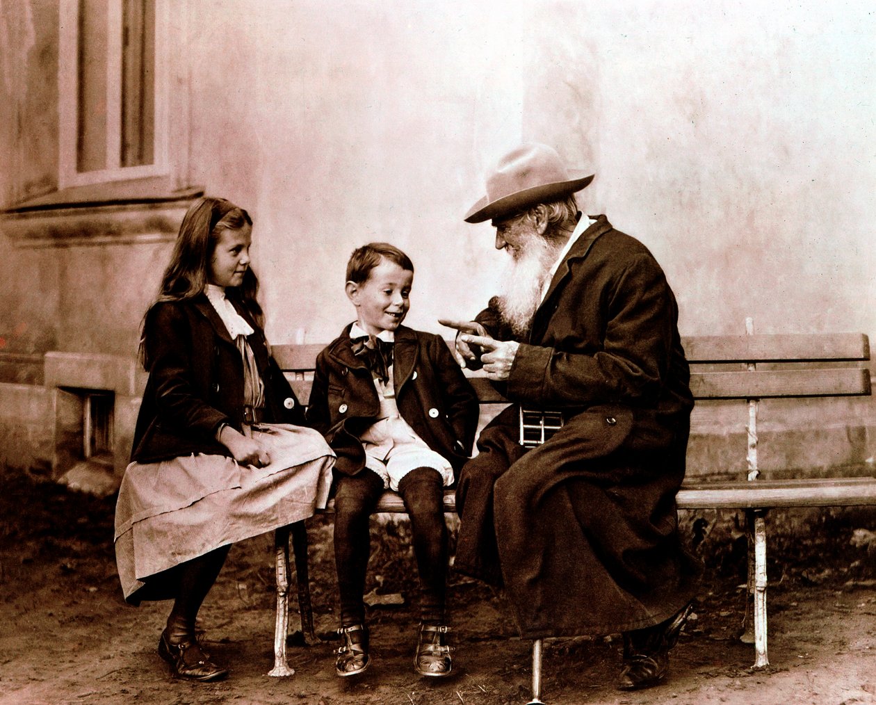 Leo Tolstoy, russisk forfatter, filosof og mystiker, fortalte barnebarna sine en historie, c1890-1910 av Unbekannt