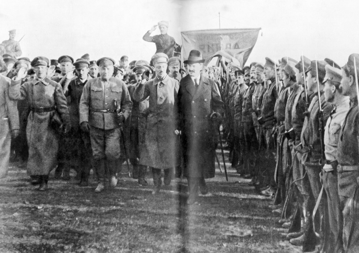 Leon Trotsky, folkekommissær for krig, gjennomgikk tropper fra den røde hær i Moskva, Russland, 1918 av Unbekannt