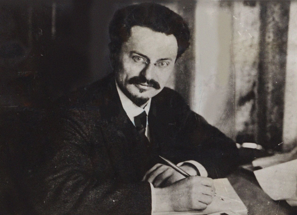 Leon Trotsky ved skrivebordet sitt, tidlig på 1920-tallet. av Unbekannt