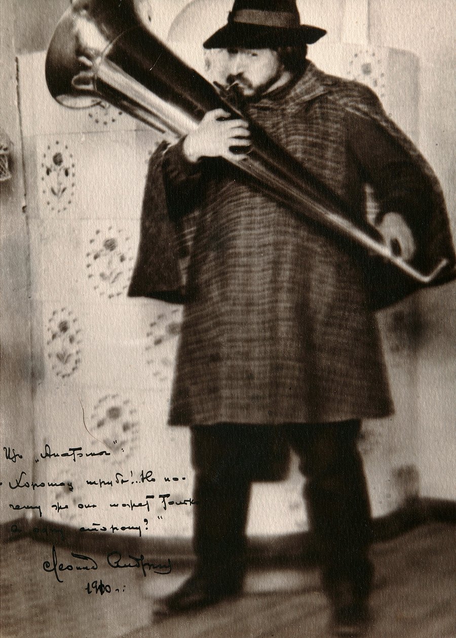 Leonid Andreyev, russisk forfatter, spiller et musikkinstrument, c1900 av Unbekannt