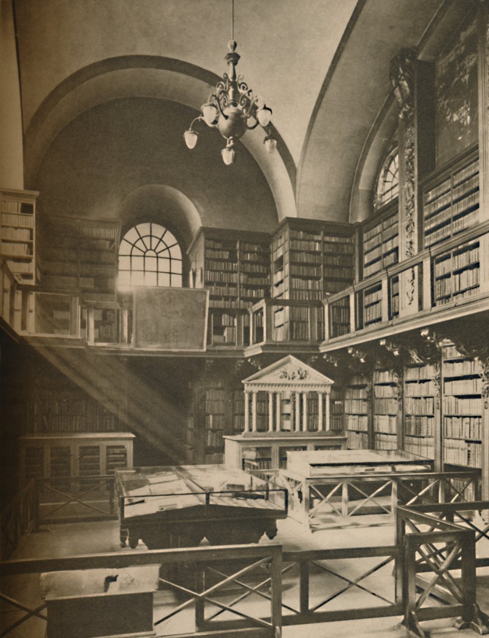Library of St. Pauls Cathedral Up In The Western Transept, c1935. av Unbekannt