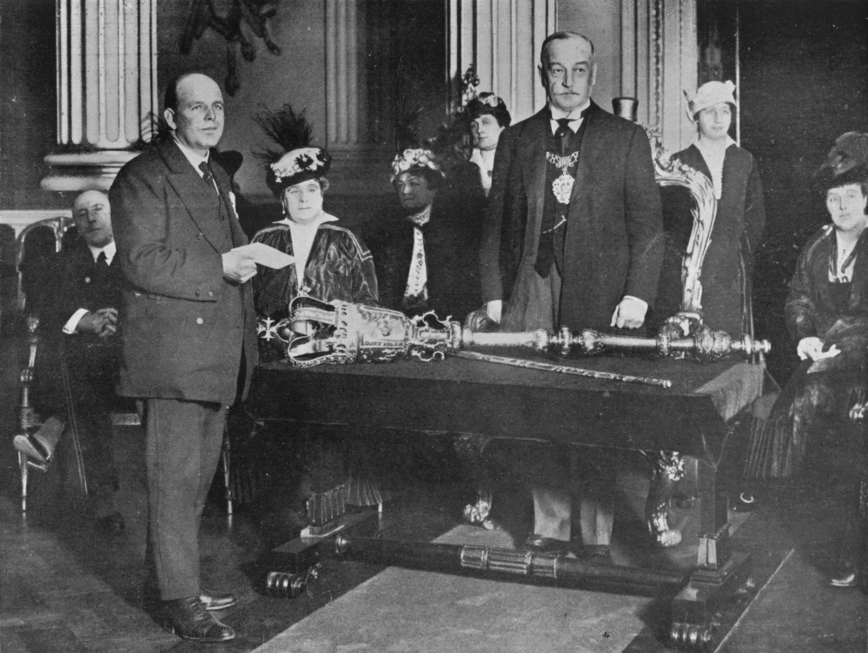 Løytt. Bell, R.N.R., kaptein for Thordis, blir presentert av Lord Mayor of London med r. av Unbekannt