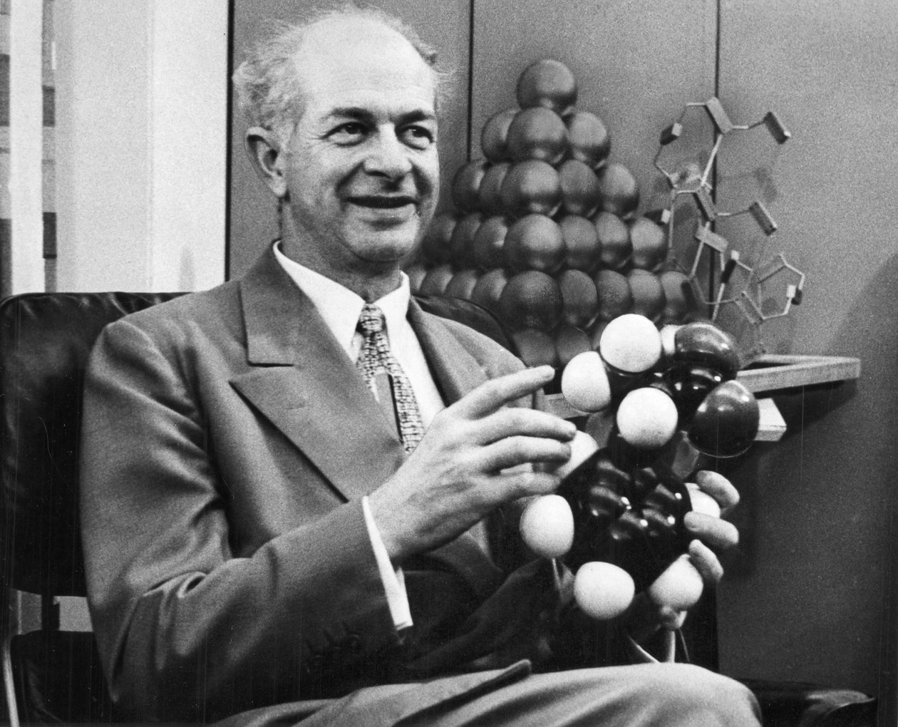 Linus Pauling , amerikansk kjemiker, c1954 av Unbekannt
