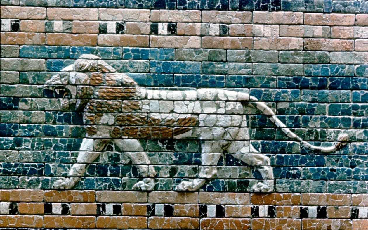 Løvepassant fra veggen til den hellige veien til Ishtar-porten, Babylon, Irak, c575 f.Kr. av Unbekannt